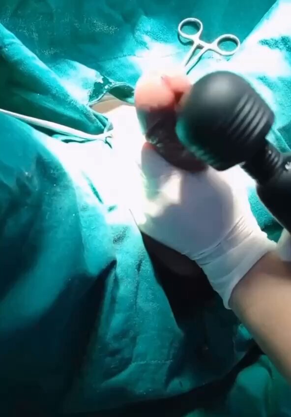 Ang iba ay gumagamit ng mga massage gun para i-relax ang kanilang mga kalamnan, ginagamit ko ito para i-relax ang iyong ari~ Sobrang taas...