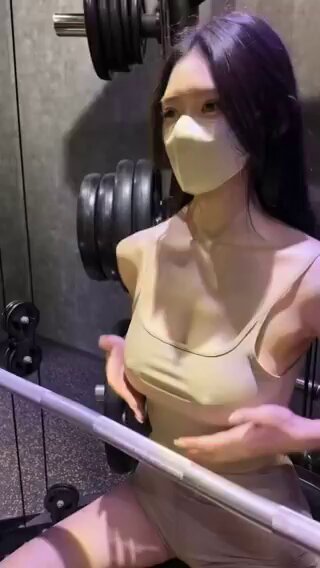健身房口罩美女深V爆乳拉伸诱惑 翘臀紧身衣湿身摇晃