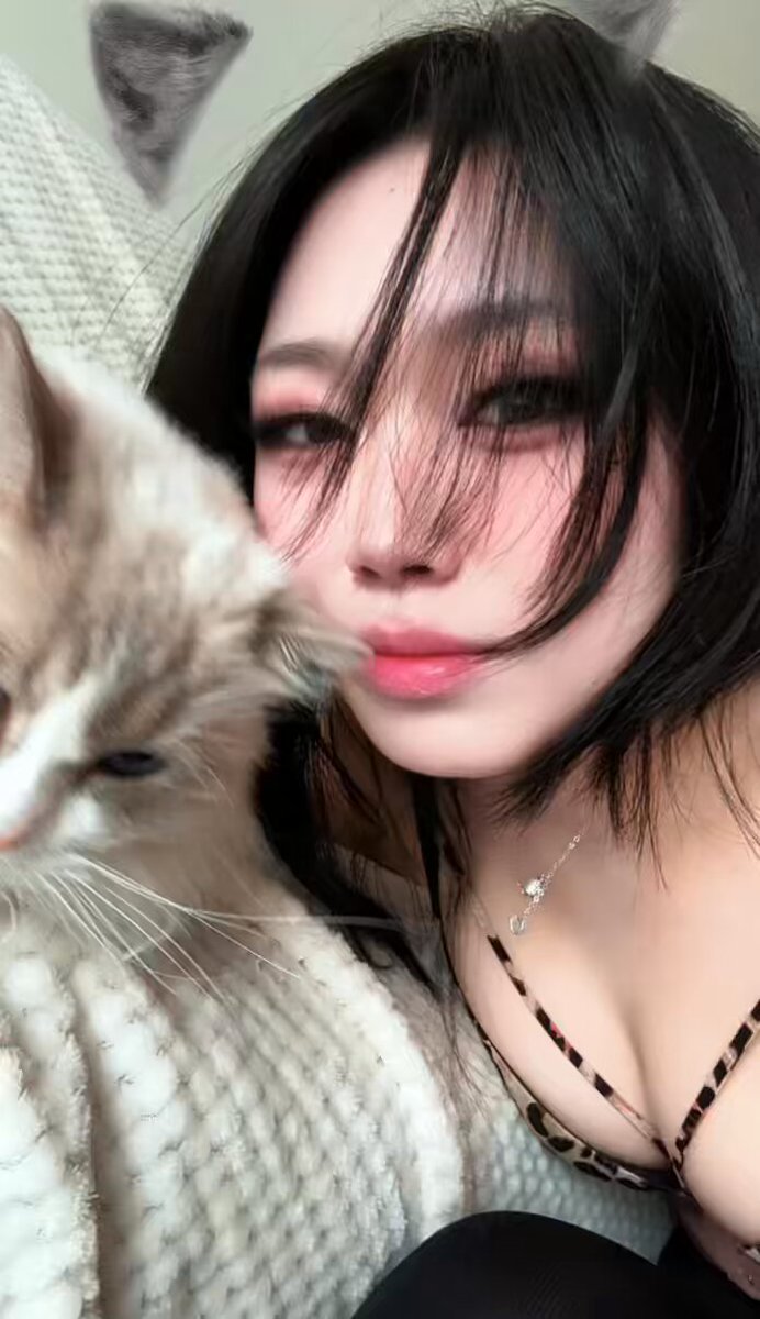 此人见到咪咪就这样 