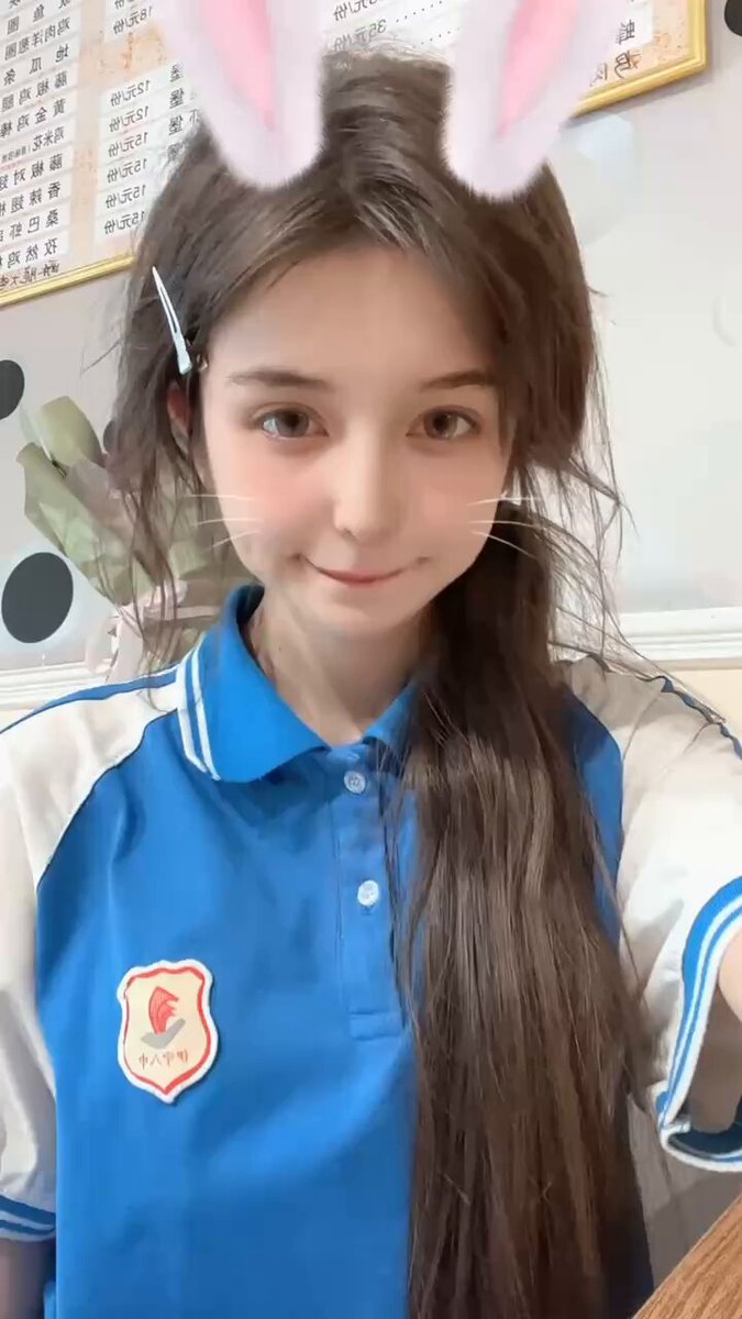 #상하이🦜 신장 위구르 자치구 출신, 순수하고 청순한 최고 미인🐻D. 키 173cm, 몸무게 47kg, 나이 04. 고등교육을 받았으며 현재 상하이 사범대학...