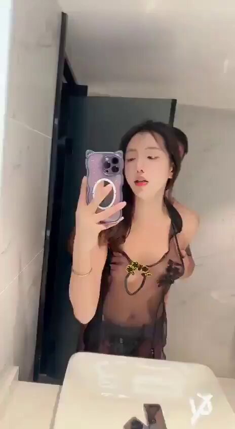 浴室透明情趣内衣诱惑！美女自拍男友后入猛干高潮连连