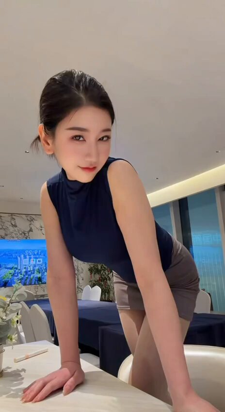 酒店OL美女弯腰翘臀超诱惑！紧身上衣短裙欲露翘臀