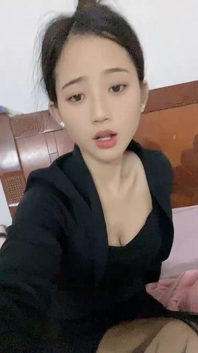 黑丝OL美女床上撩人 深V露乳诱惑自拍