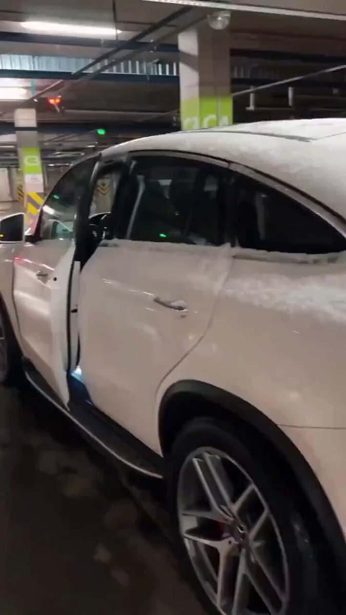 停车场豪车内骚货深V爆乳摇晃狂叫高潮！