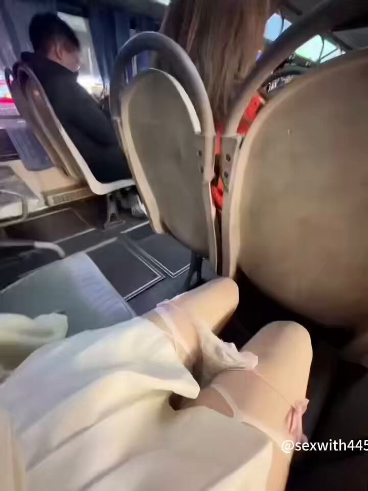 Boldly Spreads Legs on the Bus! Girl in White Stockings Masturbates with a Banana and Squirts