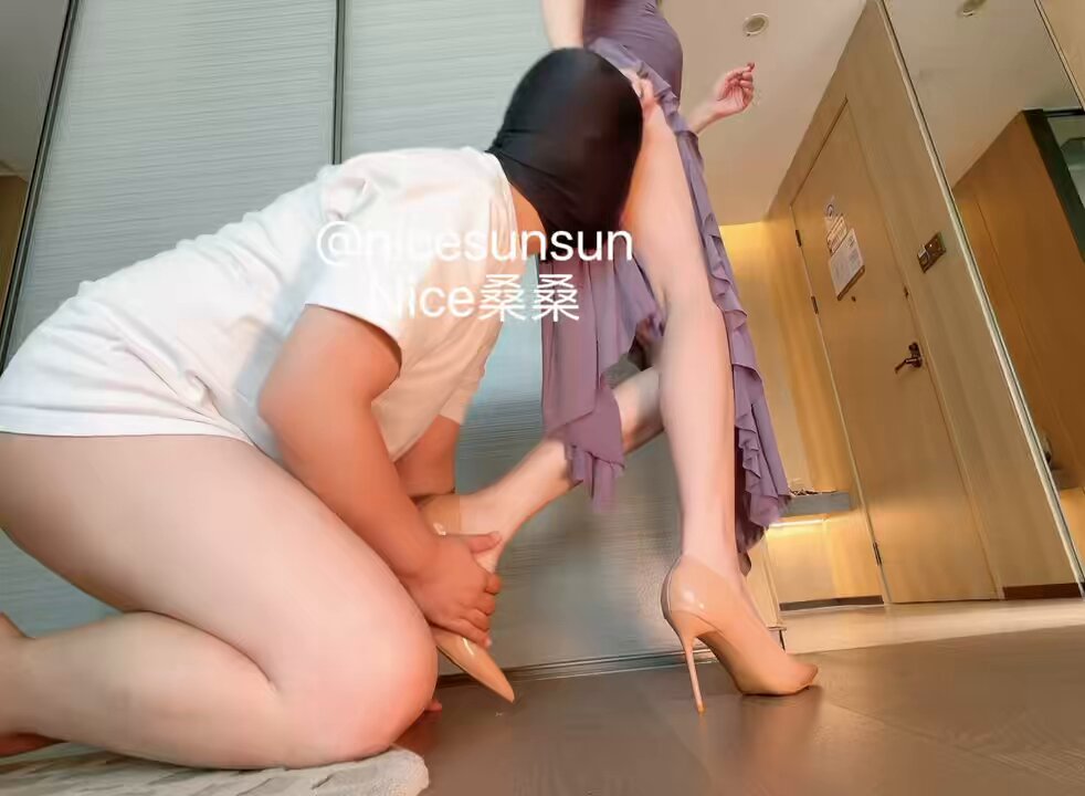 抱着大腿清理主人下体哦～

   