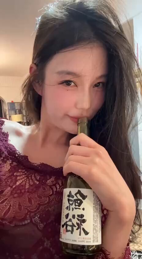 セクシー美女が紫のレース姿で酒瓶をディープスロート！123av.fun独占ホットビデオ