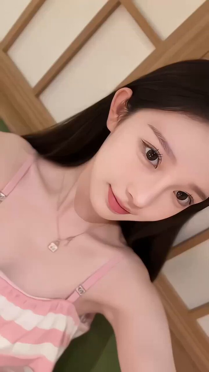 日系美女粉色吊带自拍诱惑！翘唇秀乳沟等你操