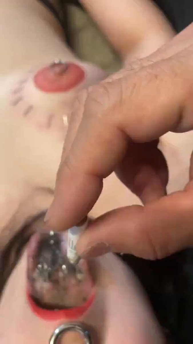 三钉母狗的图钉虐胸

拿着订书机在母狗奶子上钉一圈，才是符合母狗的身份
最后当作人体烟灰缸使用

Wataa



 