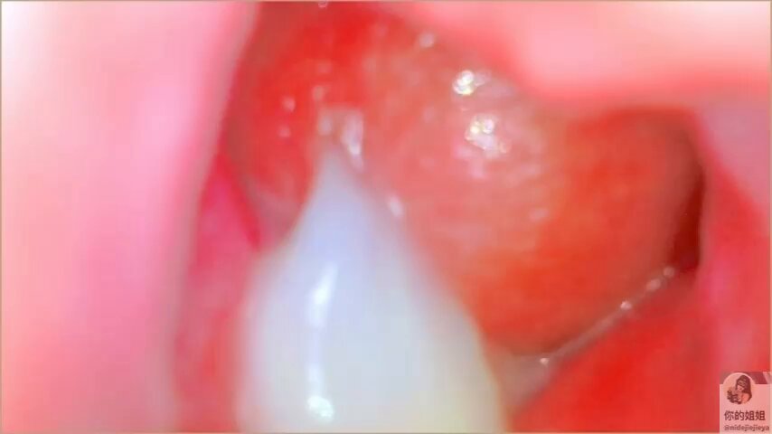 極近距離の膣内視鏡 — 激しいオーガズムと体液のクローズアップ