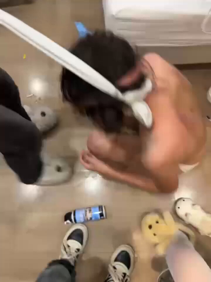 高街帝你这个小杂碎，欺负女人算啥本事？
抖音高街帝霸凌热瓜 精神小伙霸凌少女全过程曝光 少萝被多人拳打脚踢 架刀威胁下跪道歉
关键词：【#抖音...