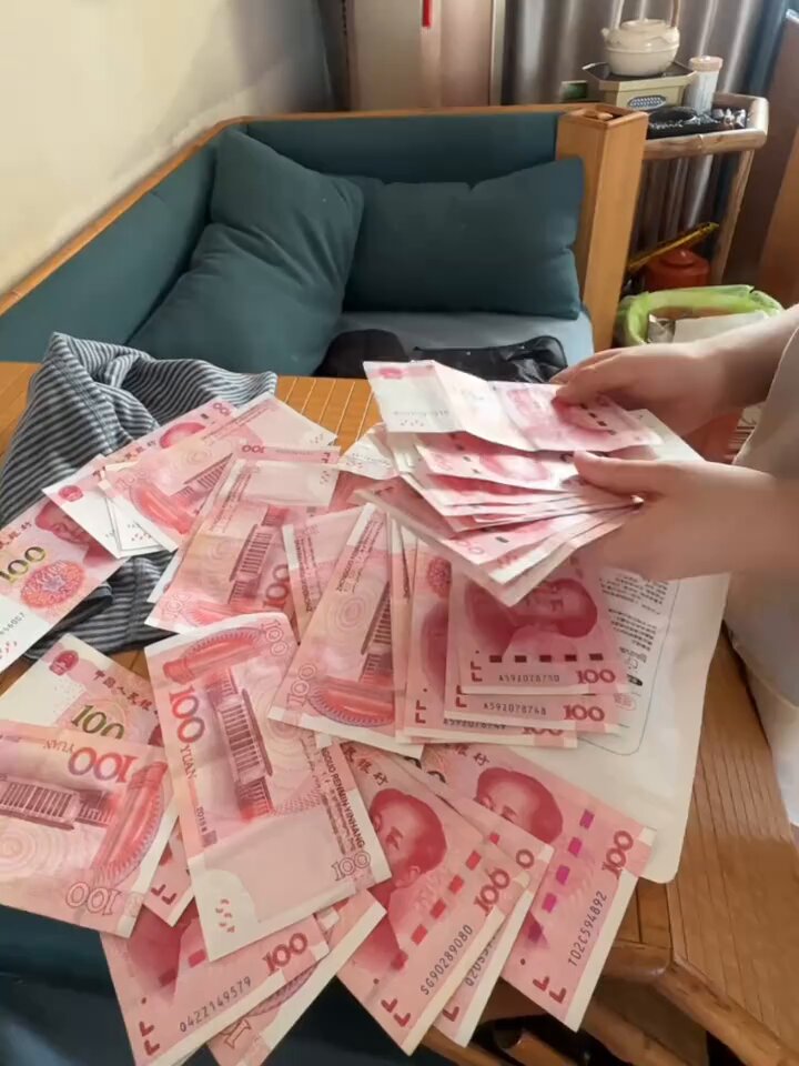 巨额钞票诱惑！美女护士用现金玩弄大屌狂射精