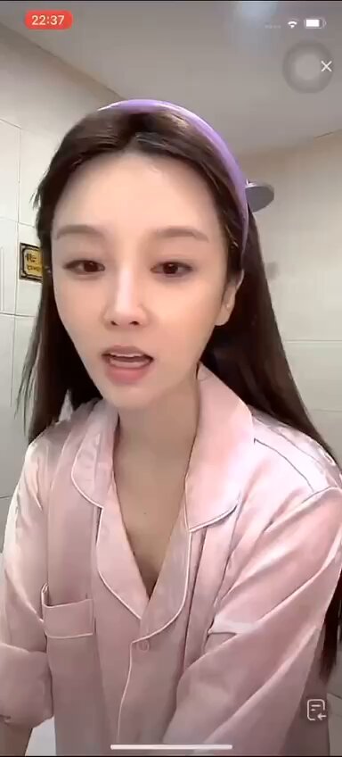 아름다운 소녀의 젖꼭지가 보이네요! 