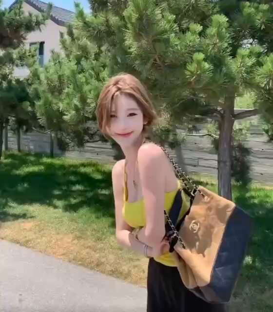 #Hangzhou, danse, sait faire le grand écart, possibilité de rencontre en personne (compte avec plus de 400 000 abonnés). Service privé de...