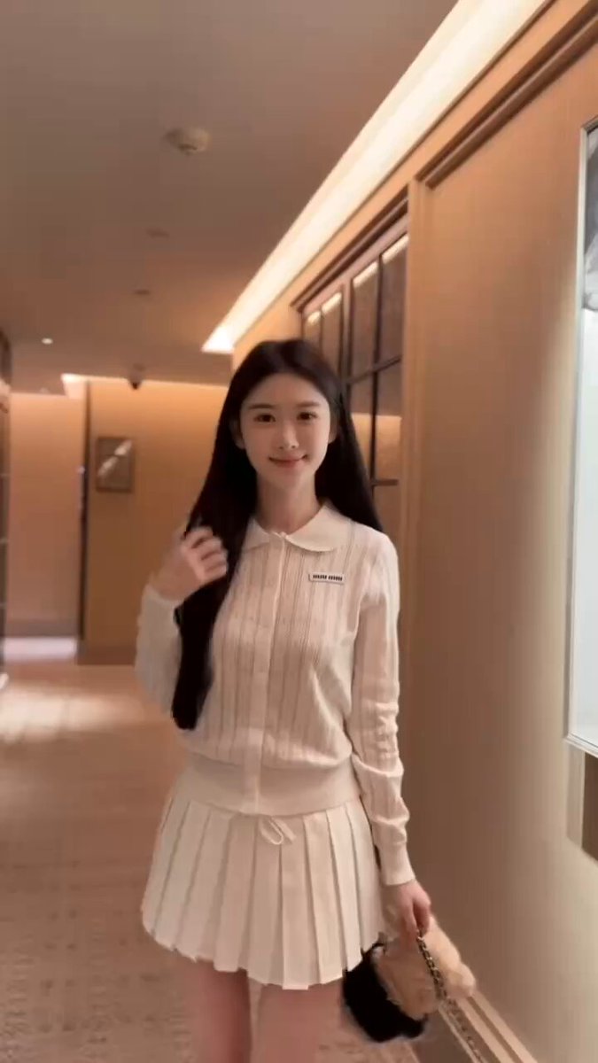 酒店走廊超短百褶裙美女诱惑摇臀！长腿翘臀等你操！