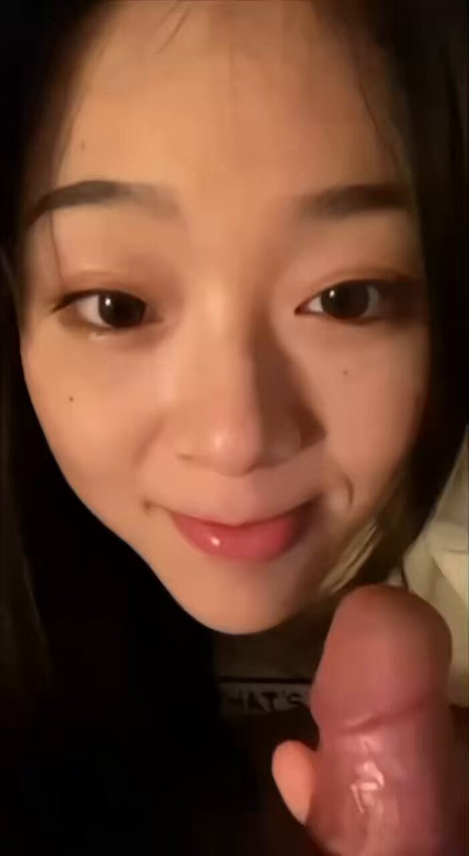 Ang cute na babaeng kumakain