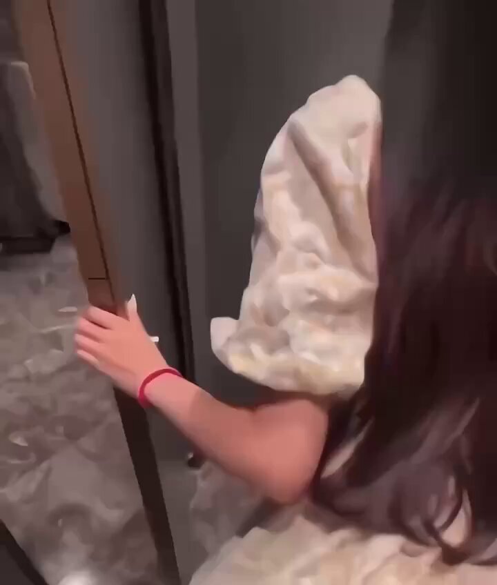 认识几个小时而已，你这力度是不是过分了点。 