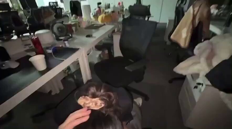 【編集済み：成人向けの露骨な表現は削除】オフィスのシーン