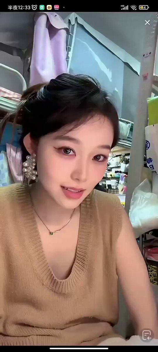 寮のギャルが深Vで胸を露出して誘惑！黒髪美女が微笑んで誘い、あなたにめちゃくちゃに突かれるのを待っている