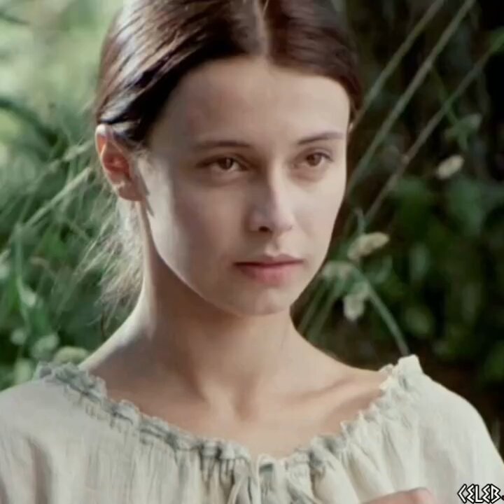 森で裸の美少女！白い肌の巨乳が全裸で魅せる脱衣ショー