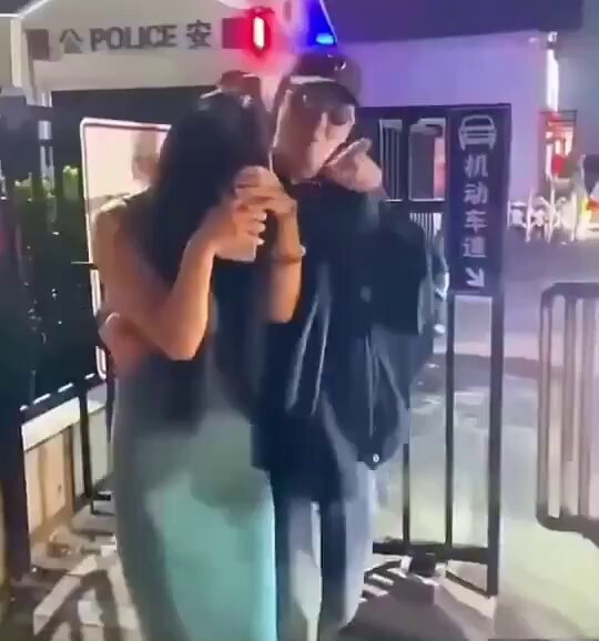 警察署の外で深夜の情熱！長い脚の美女がタイトなミニワンピで男性警官を誘惑し、野性的に抱きしめられる