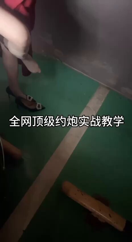 Stoking dan sepatu hak tinggi di tempat parkir, pemandangan yang pasti pernah dibayangkan setiap pria! - Dan pastilah seorang wanita muda...