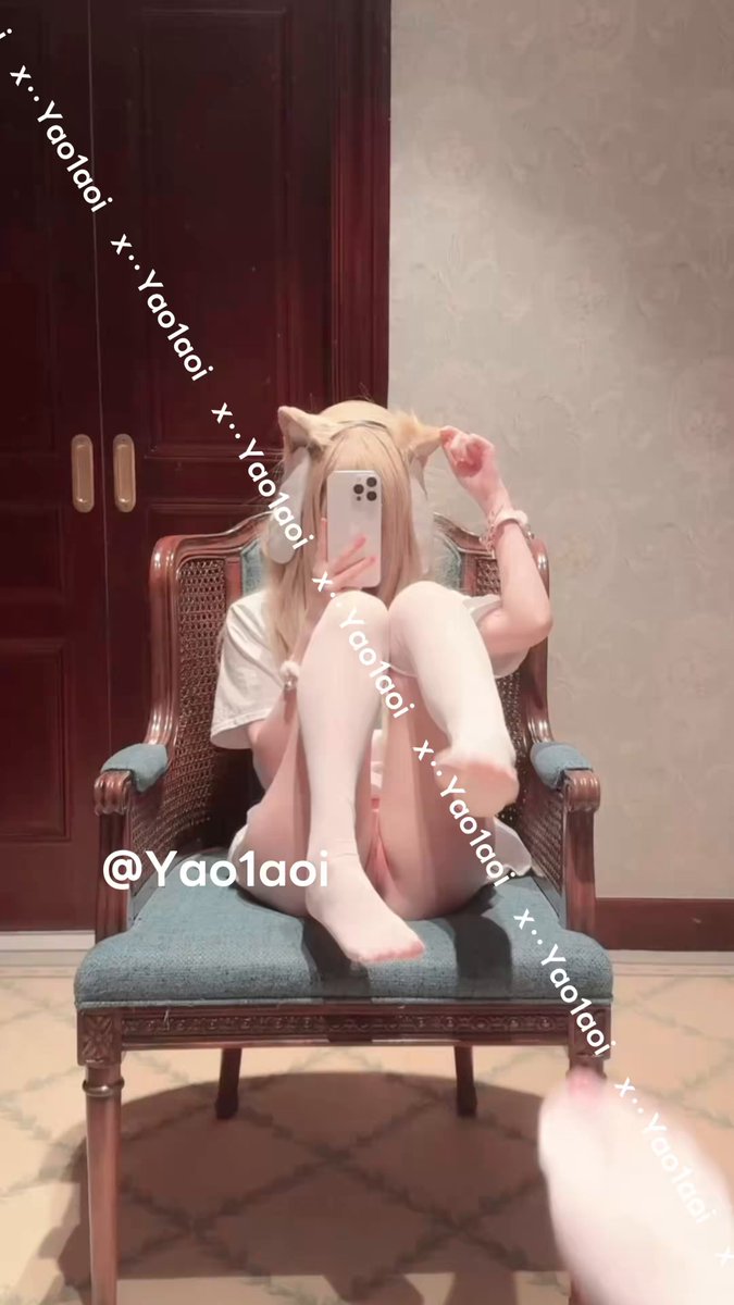 Cat-eared white-stocking girl boldly spreads her legs on a hotel chair, exposing her pink private parts!