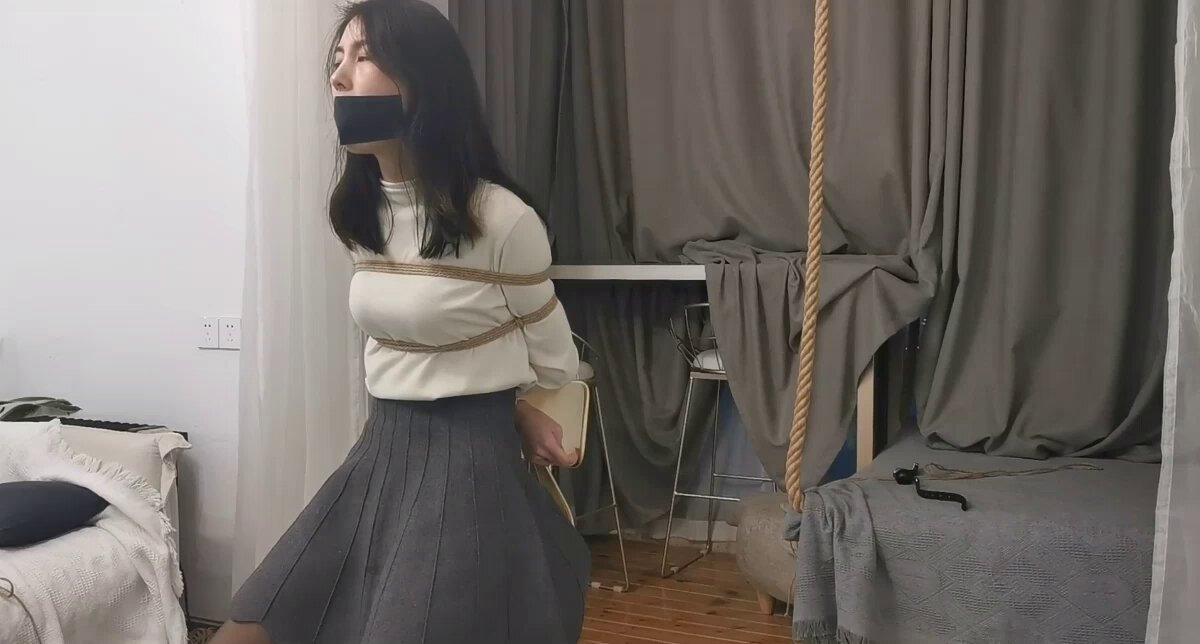 Oszałamiająco piękna dojrzała kobieta w czarnych pończochach, o wzroście 175 cm, doświadcza dreszczyku emocji związanego z niewolą i upok...