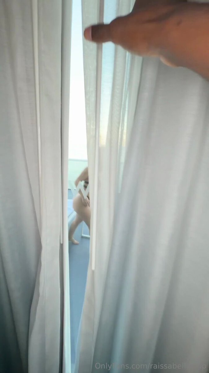 クルーズのバルコニーの巨乳ギャル Raissa Bellini、露出する胸と海の誘惑