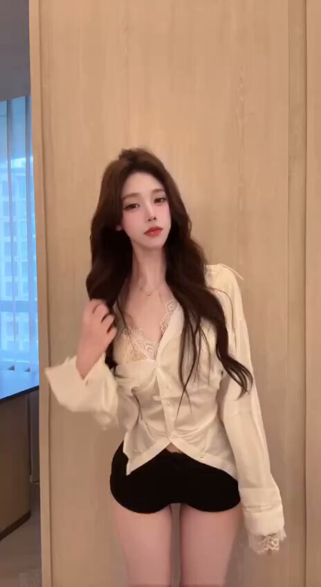 セクシーな長髪美女が白いシャツをはだけて誘惑、黒いショートパンツでプリッとしたヒップを揺らす