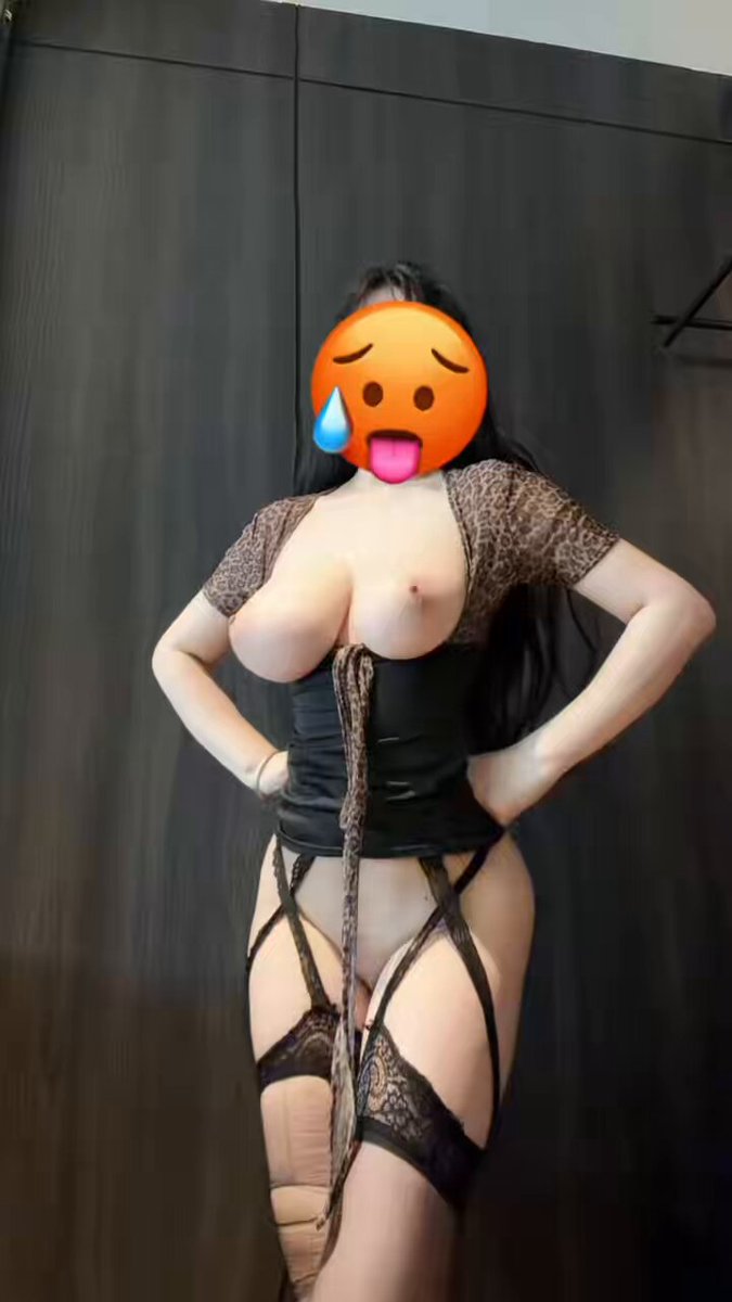 巨乳のエロ女が股割れレザーガーターで腰を激しく振り、アソコを露出して誘惑！123av.fun独占ホットダンス