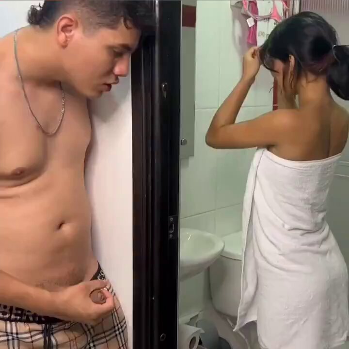 Peeping at a hottie in the bathroom! Man pulls out a big cock and furiously jerks off through the door, towel-clad beauty stunned!