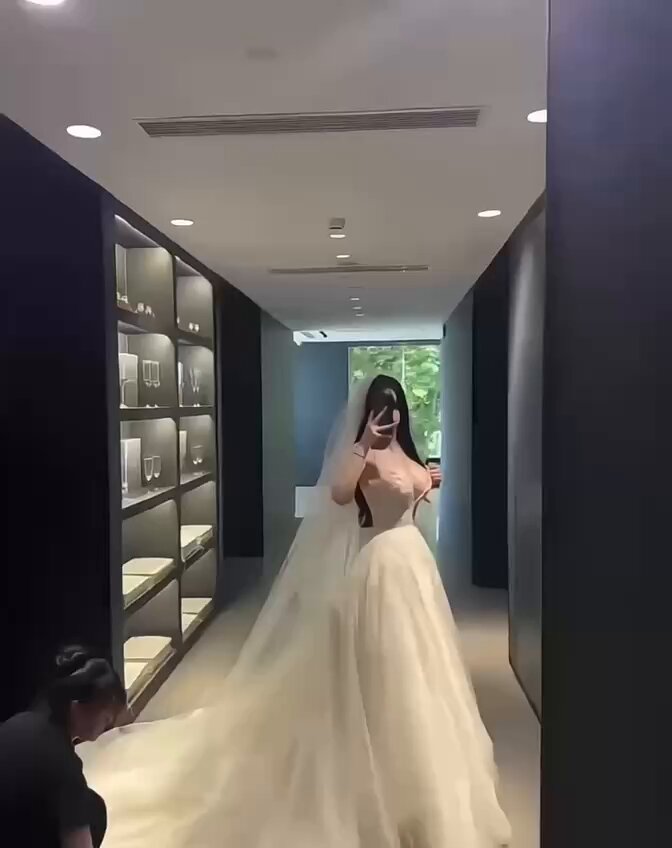 新娘深V婚纱爆乳自拍！123av.fun巨乳诱惑秀不停