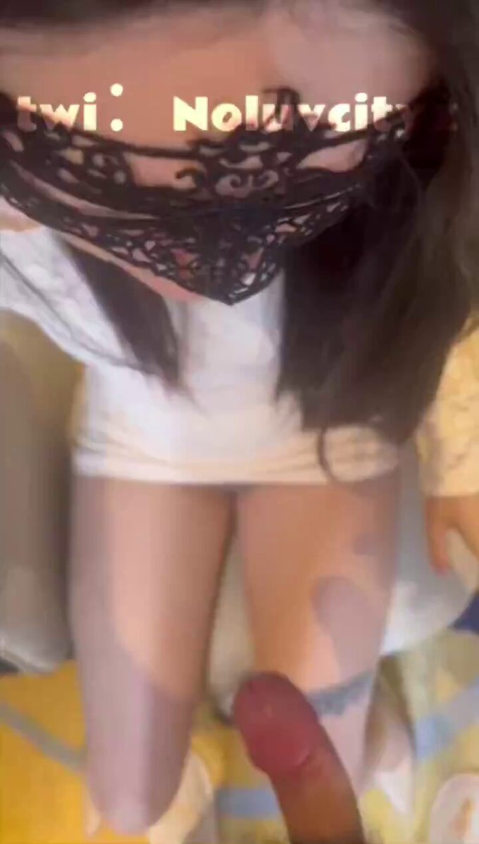 문신이 있는 동네 유치원 선생님은 남자들을 자주 만나는 완전히 대조적인 년이야. 나보다 나이가 많고, 철저하게 훈련받고 발전된 그녀는 여전히 ...