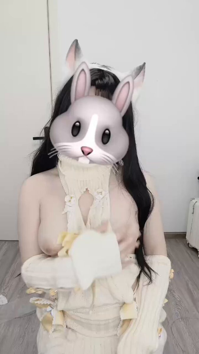 黒髪のバニーガールが胸を露出して誘惑、超セクシーなコスプレオナニーショー！