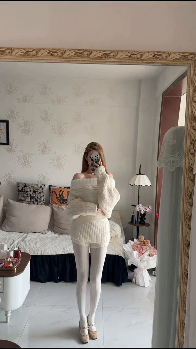 白丝美女镜前诱惑！车内撩人自摸大秀