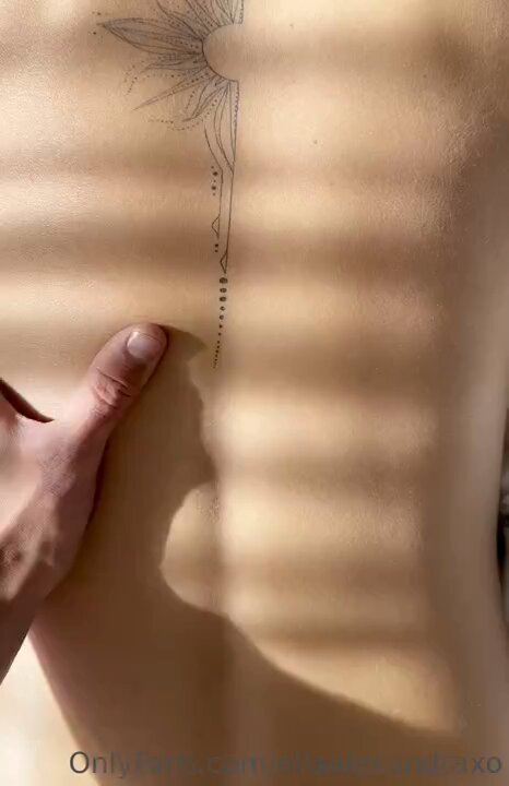 陽だまりで美尻を激しく突く！タトゥー美女の濡れたマン穴を指で突き絶頂で潮吹き