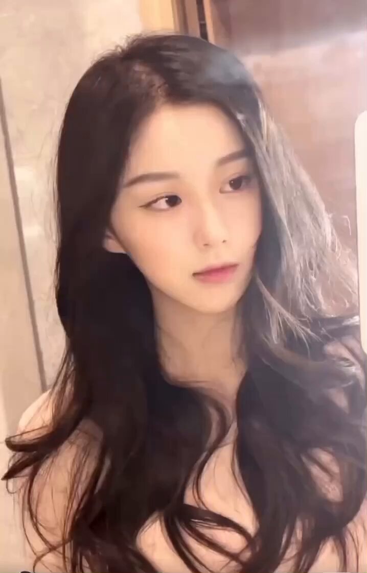 浴室黑发美女诱惑自拍 唇红眼媚欲火焚身