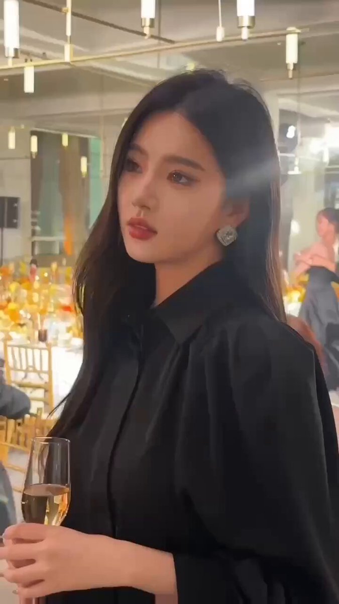 上海 W⬆️  176-C-02年 李诗词
北大mba在 国际wset三级持证讲师
曾连获多届亚洲小姐、中华环球小姐等荣誉赛事奖项

🐧：775470581

🛰️：xiao1477258...