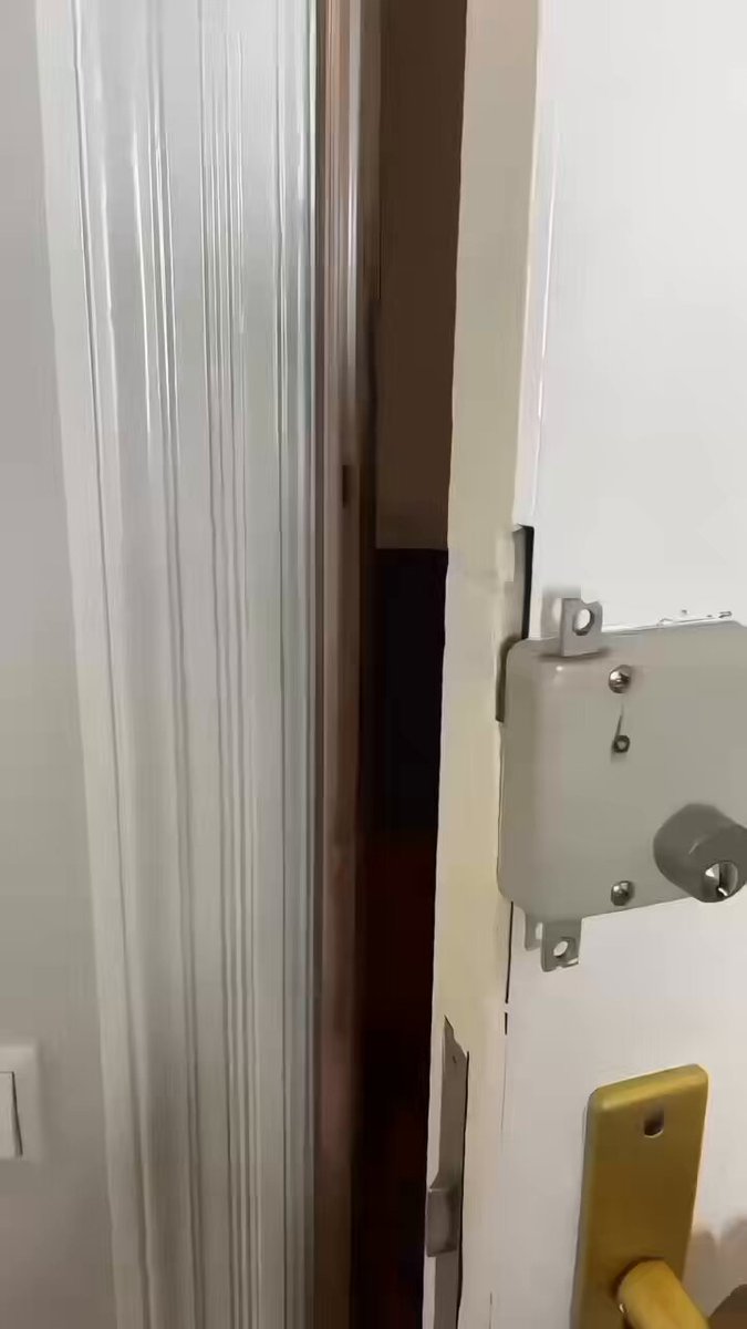 ピンクのドレスで巨乳を見せつける黒人美女のドア前誘惑ショー、底なしの谷間で魅了！