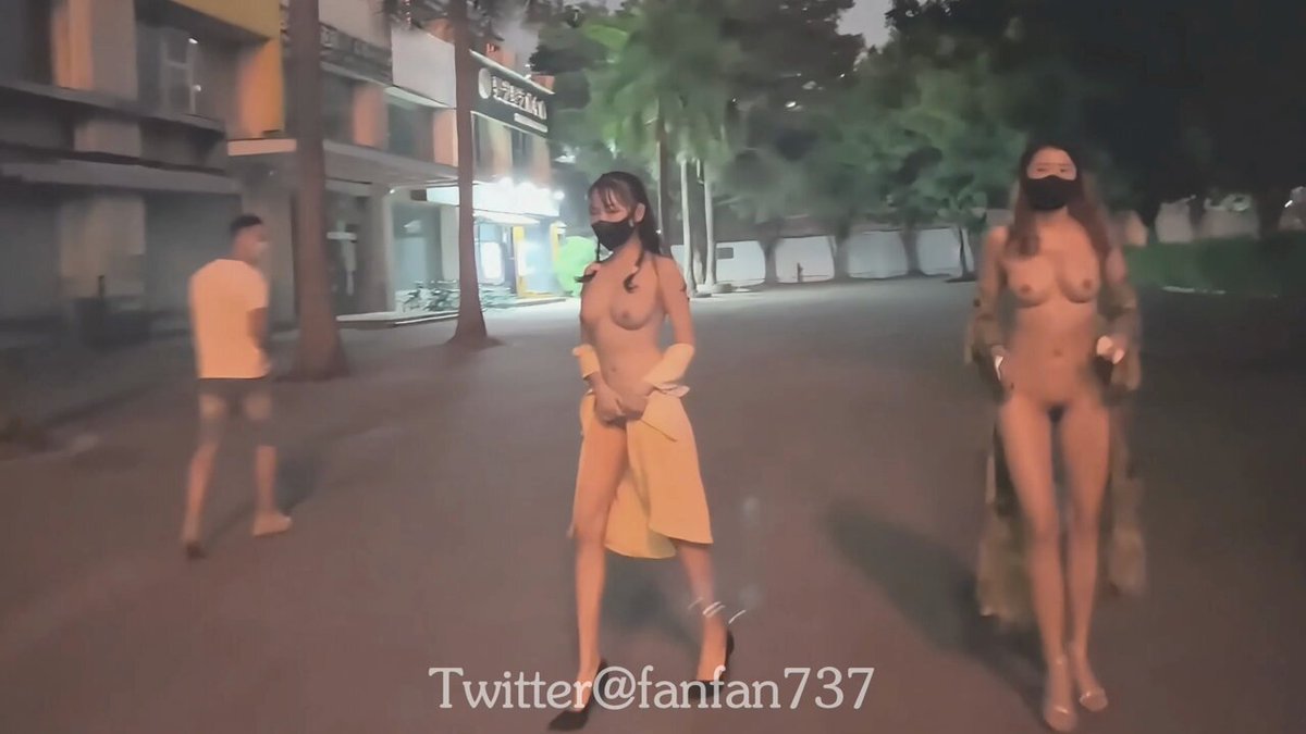 #露出 和姐妹一起挑战 人前全裸 太刺激了 逼水流到大腿根啦💦 