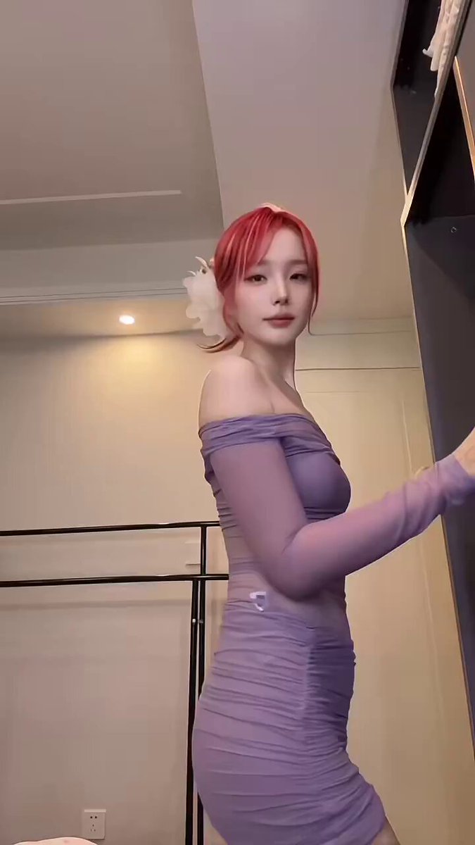 红发狐媚美女紫色透视连衣裙诱惑扭臀秀翘臀