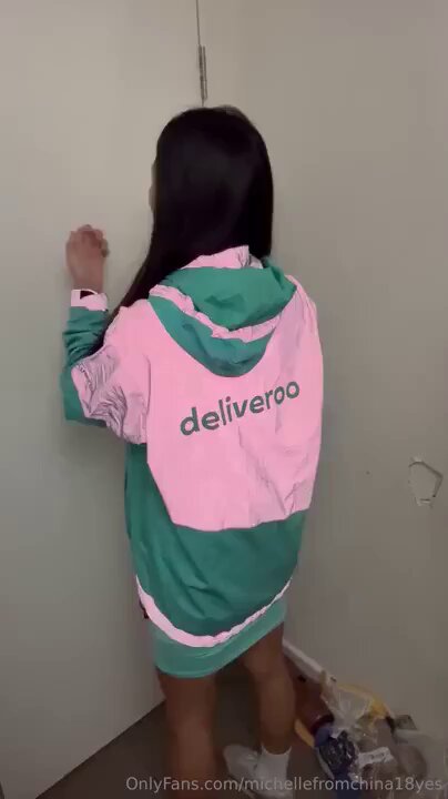 Sexy delivery girl Michelle opens the door for the courier — Oreo stick teases in oral-sex foreplay!