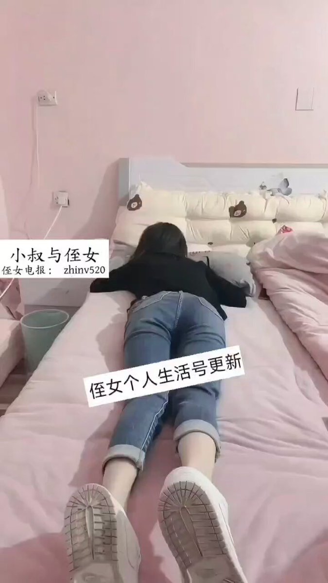 粉嫩少女趴床翘臀 男友后入猛干高潮连连！123av.fun独家