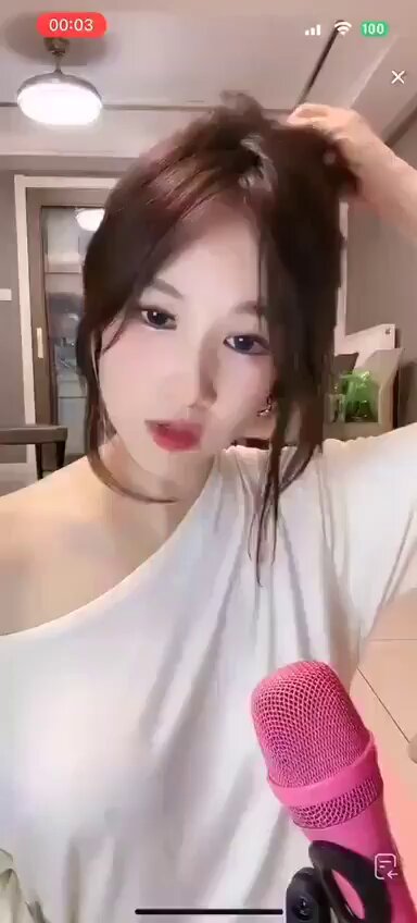 直播间美乳少女粉麦克风诱惑深喉