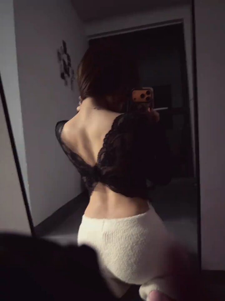 黑丝蕾丝露背美女翘臀自拍诱惑，毛绒裤紧裹肥美大屁股！