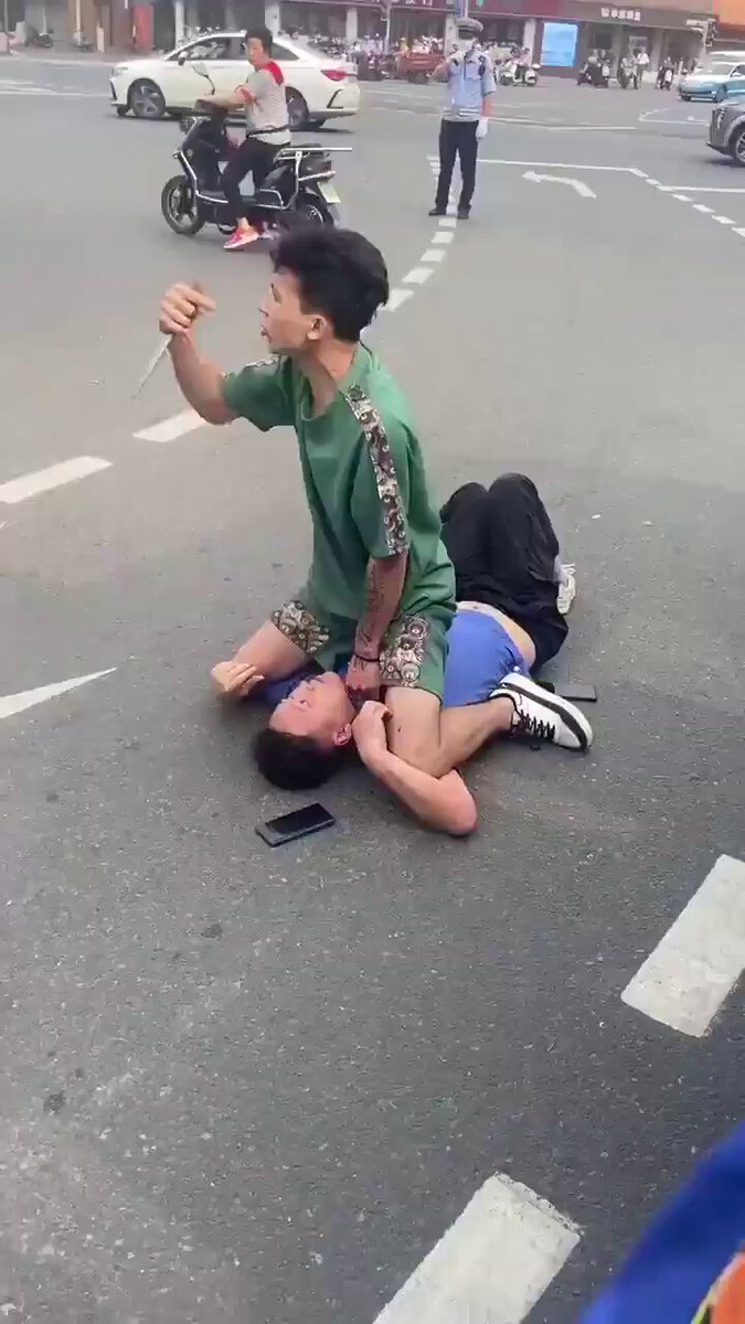 城管碰到新疆人，老实多了。 