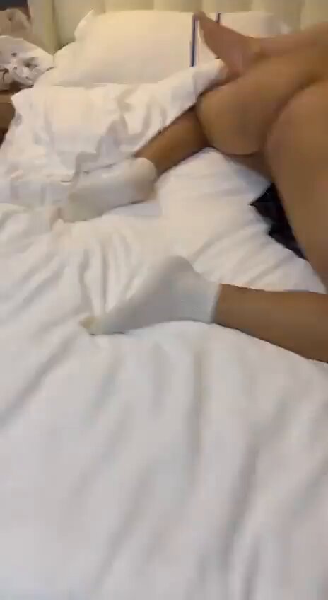 Este joven era realmente capaz; siguió follando a su mujer con fuerza hasta que finalmente eyaculó dentro de ella. Al ver lo exhausta que...