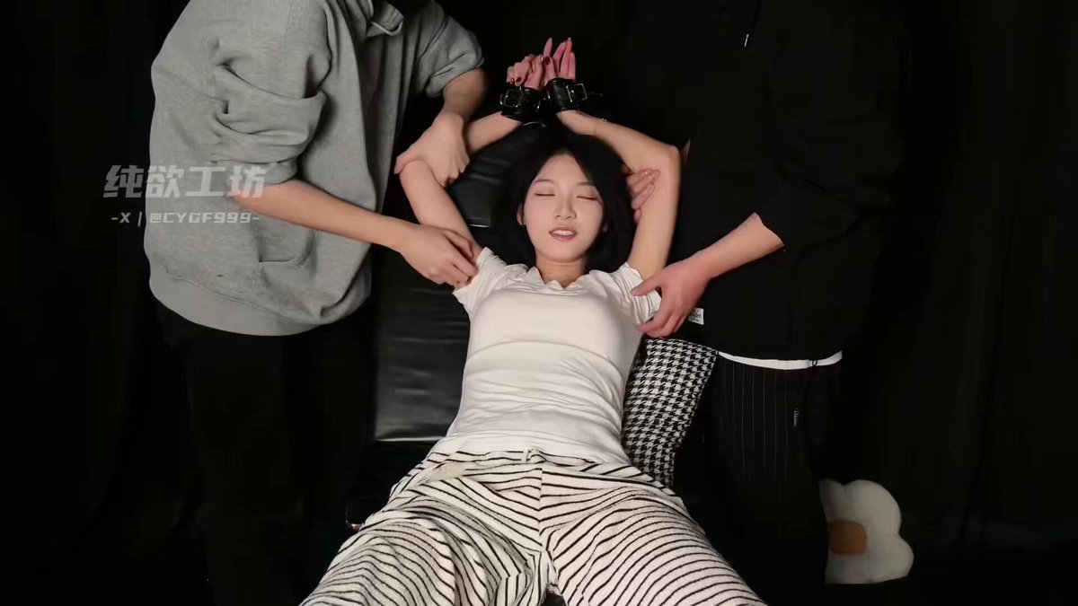 Senyuman gadis ini sangat indah dan manis, dan saya suka ekspresinya yang menggoda. Pada masa saya memasukkan jari saya ke dalam kelangka...