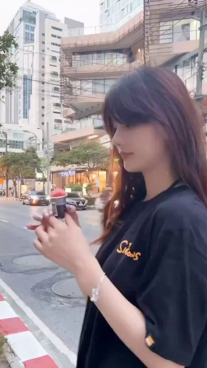 街头美女街边舔棒！红唇含住大棒狂吸汁水诱惑爆棚